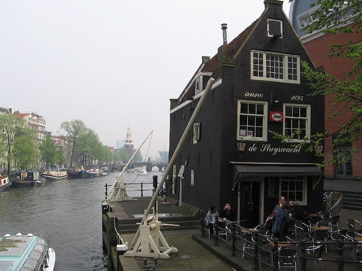 Amsterdam 36.jpg - Amsterdam steht auf rund 5 Millionen Holzpfählen, die wegen des feuchten, sandigen Untergrundes notwendig sind. Heute werden Betonpfähle verwendet wegen der längeren Haltbarkeit.